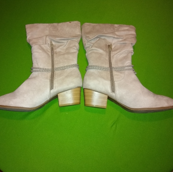 Boots - Picture 2 of 7